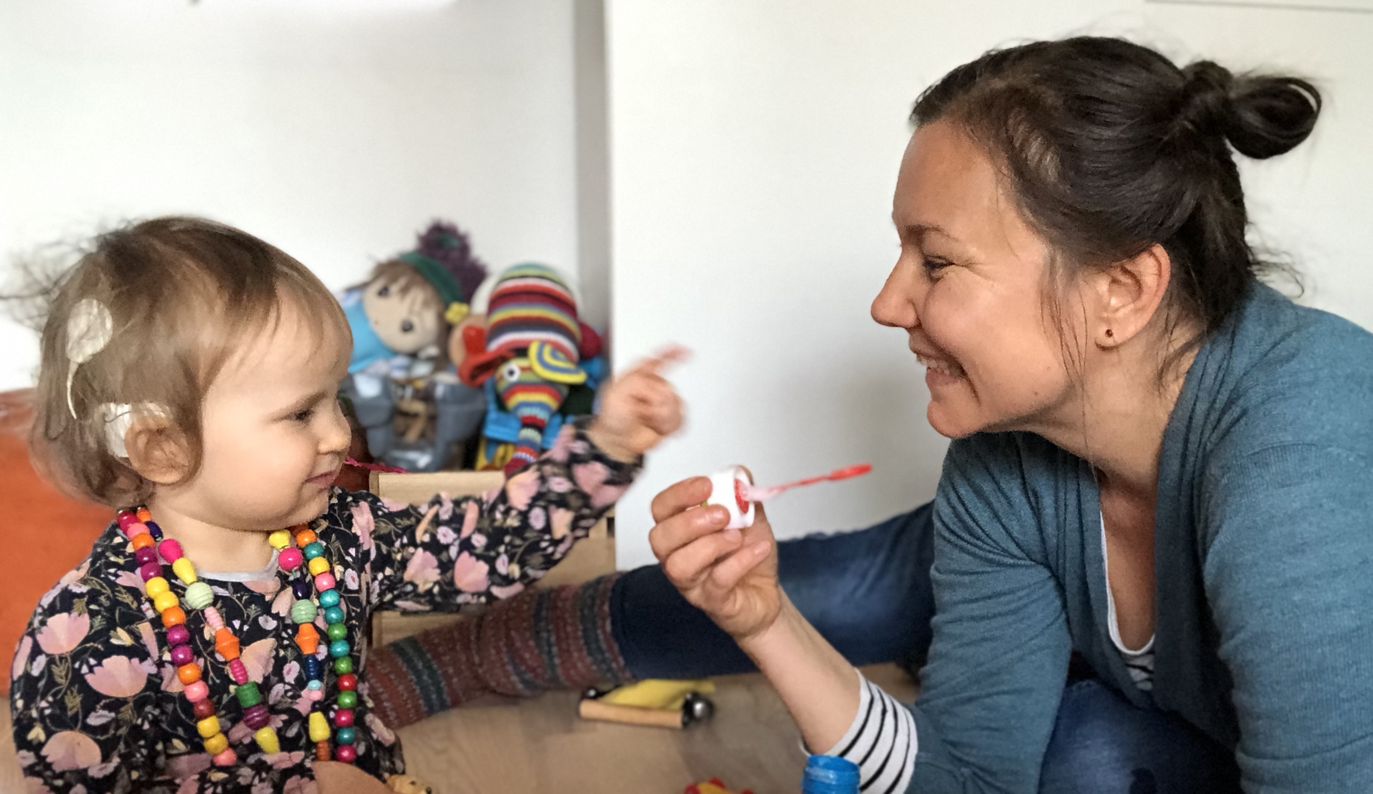 Puheterapeutti Tanja työssään.
